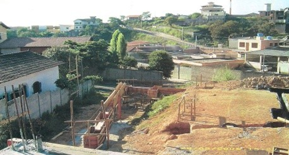 Vista panorâmica do terreno no início das obras